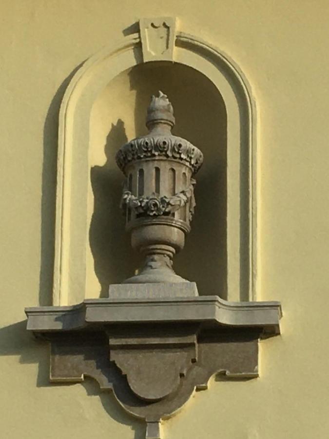 Ezuest Boroka Apartman Eger Exterior photo