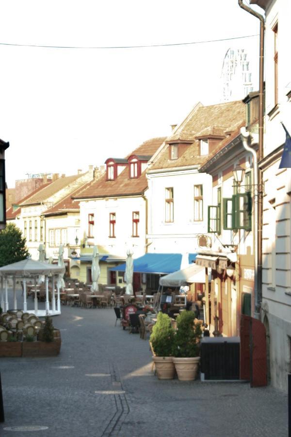 Ezuest Boroka Apartman Eger Exterior photo