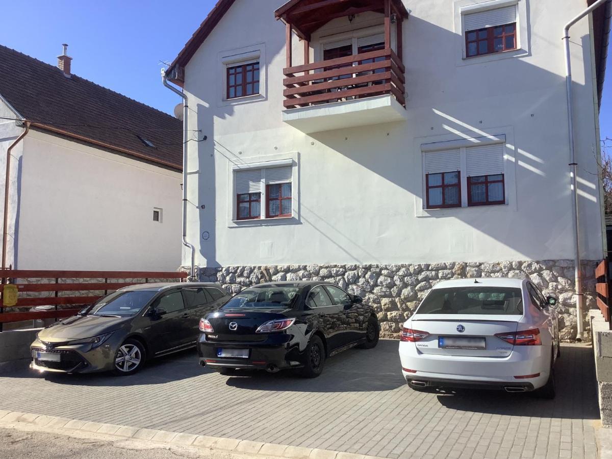 Ezuest Boroka Apartman Eger Exterior photo